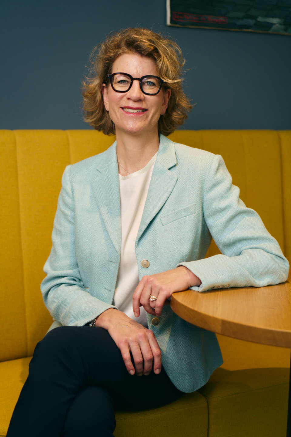 Portrait von Nicoletta Müller lachend im Hotel Alma.